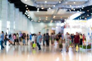 desfocar o fundo da imagem das pessoas na exposição foto