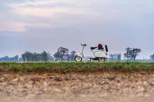 motocicletas brancas vintage em uma estrada rural foto