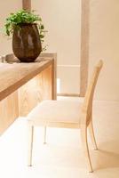 linda cadeira de madeira com luz quente decorar em um quarto