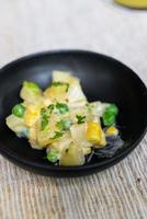 tigela de salada de batata e milho