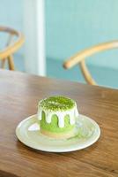 bolo de queijo matcha chá verde na mesa de um café