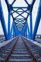 aço estrutura trilho ponte sobre a rio dentro Bangladesh foto