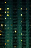 sombrio soviético edifícios Rússia depressivo conforto papel de parede Smartphone foto fachada noite luzes