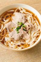 macarrão udon ramen caseiro com carne de porco na sopa de soja ou shoyu foto