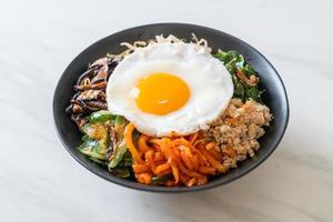 Salada picante coreana com arroz - comida tradicional coreana, bibimbap foto