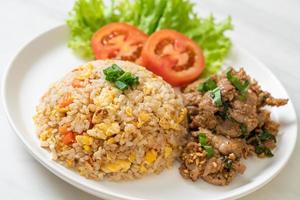 arroz frito com porco grelhado - comida asiática
