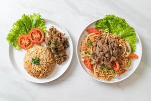 Salada picante de macarrão instantâneo com carne de porco e arroz frito com carne de porco grelhada - comida asiática