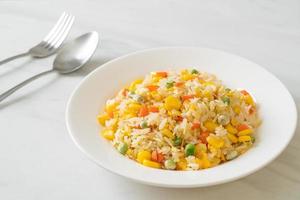 arroz frito caseiro com vegetais mistos de cenoura, feijão verde, milho e ovo foto