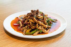 Carne de porco frita com mala chili - comida chinesa foto