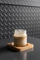 um copo de café expresso com leite fresco frio cria uma camada gradiente chamada café sujo foto