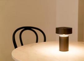 lâmpada bonita com iluminação na mesa com espaço de cópia