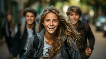 feliz e animado adolescente alunos caminhando em a campus do seus escola - generativo ai. foto