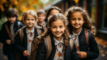 feliz e animado jovem crianças alunos caminhando em a campus do seus escola - generativo ai. foto