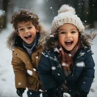 alegre irmãos tendo Diversão dentro a neve foto