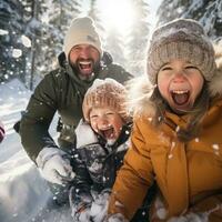 crianças e pais rindo durante bola de neve luta dentro a floresta foto