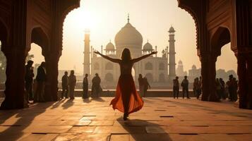 a taj mahal dentro agra Índia dançando mulher foto