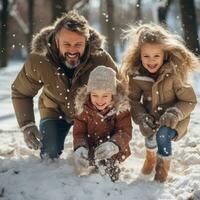 amoroso família jogando dentro a neve e fazer recordações foto