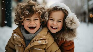 alegre irmãos tendo Diversão dentro a neve foto