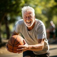 maduro homem jogando basquetebol com entusiasmo foto