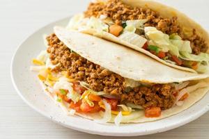 tacos mexicanos com frango picado foto