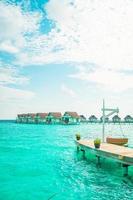 balanço do sofá vazio com resort das Maldivas tropicais e fundo do mar - filtro de efeito vintage foto