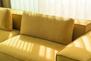 sofá vazio de mostarda dourada na sala de estar foto