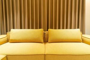 sofá vazio de mostarda dourada na sala de estar