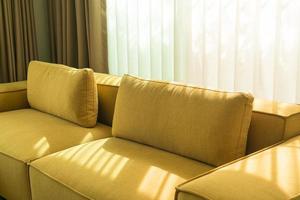 sofá vazio de mostarda dourada na sala de estar