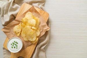 batata frita com molho de creme azedo foto