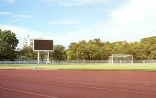 cena do futebol campo com placar e brilhante azul céu. foto