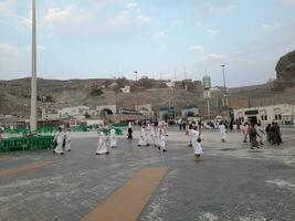 meca, saudita Arábia, set 2023 - às masjid al Haram, meca, peregrinos a partir de todos sobre a mundo reunir dentro a exterior pátio do masjid al haram para maghrib orações. foto