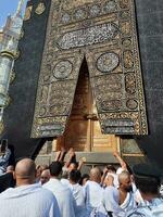 meca, saudita Arábia, agosto 2023 - peregrinos a partir de todos sobre a mundo reunir perto a porta do a kaaba dentro masjid al haram. foto