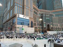 meca, saudita Arábia, set 2023 - às masjid al Haram, meca, peregrinos a partir de todos sobre a mundo reunir dentro a exterior pátio do masjid al haram para maghrib orações. foto