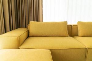interior de decoração de sofá de tecido amarelo vazio na sala de estar em casa
