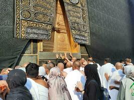 meca, saudita Arábia, agosto 2023 - peregrinos a partir de todos sobre a mundo reunir perto a porta do a kaaba dentro masjid al haram. foto