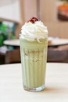 matcha chá verde com leite misturado com chantilly e feijão vermelho em uma cafeteria e restaurante