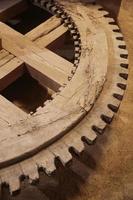roda dentada de madeira antiga foto