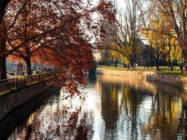 cores deslumbrantes do outono na cidade de strasbourg, frança foto