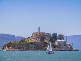 vista ensolarada da ilha de alcatraz e da baía de São Francisco com um barco foto