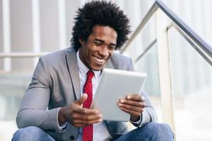empresário negro usando um tablet digital foto