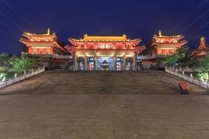 cena noturna do templo wen wu no lago sol-lua em nantou, taiwan foto