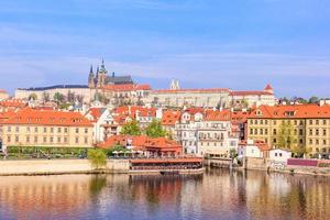 cidade velha colorida e castelo de Praga com o rio Vltava, república checa
