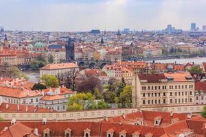 arquitetura do cais da cidade velha e ponte charles em praga foto