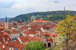 arquitetura do cais da cidade velha e telhados vermelhos tradicionais em Praga