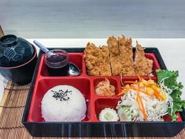 tonkatsu bento servido com arroz japonês embrulhado foto