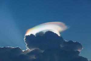 nuvens cumulonimbus com luz do arco-íris