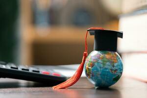 graduação boné com terra globo. conceito do global o negócio estudar, no exterior educacional, costas para escola. Educação dentro global mundo, estude no exterior o negócio dentro universidades dentro mundialmente. língua estude foto