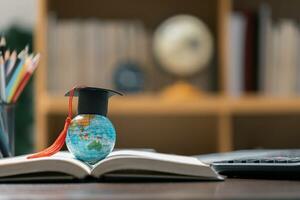 graduação boné com terra globo. conceito do global o negócio estudar, no exterior educacional, costas para escola. Educação dentro global mundo, estude no exterior o negócio dentro universidades dentro mundialmente. língua estude foto