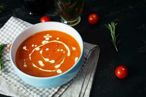 creme sopa do tomates e Pimenta. quente tomate sopa dentro tigela foto