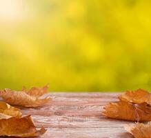 de madeira mesa com outono bordo folhas e borrado outono fundo. cópia de espaço. seletivo foco. foto